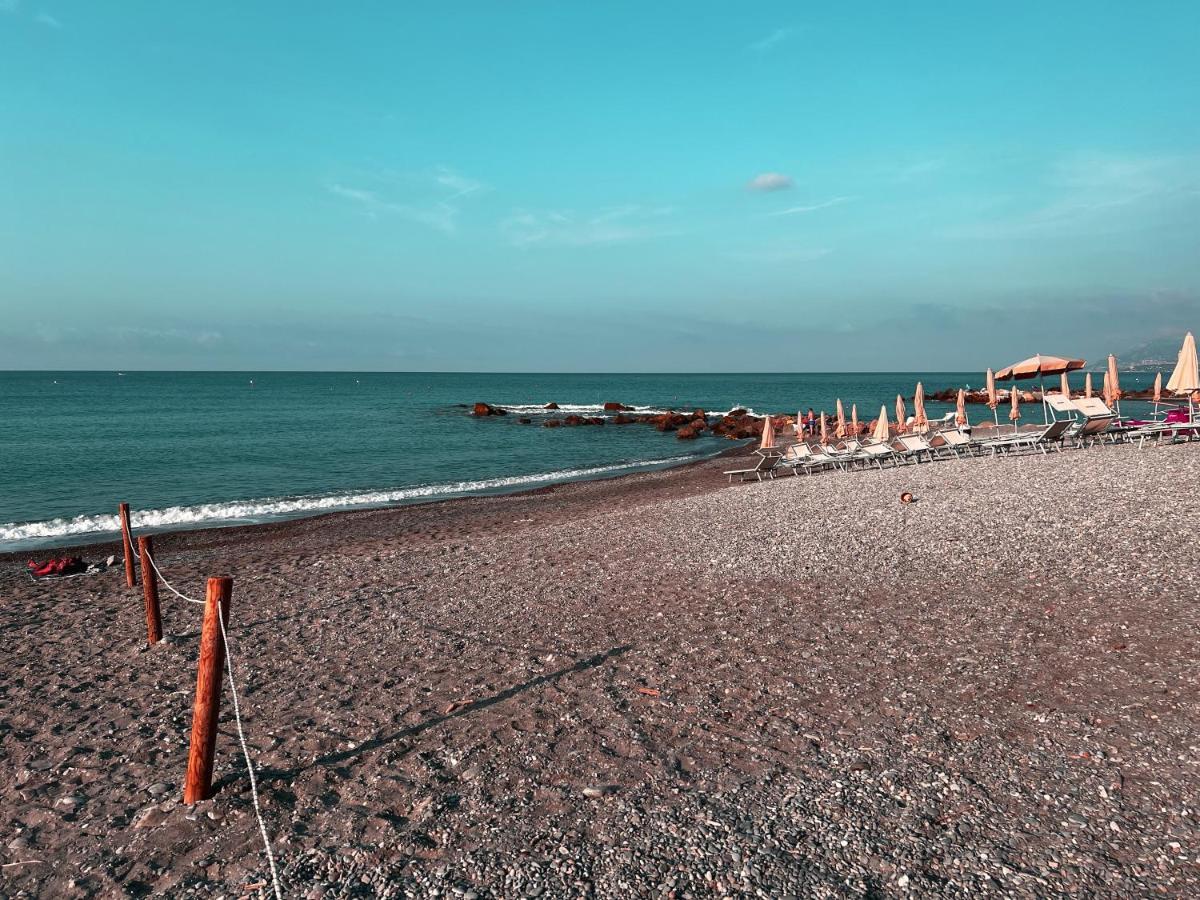 Appartamento Al Mare Вентимилья Экстерьер фото